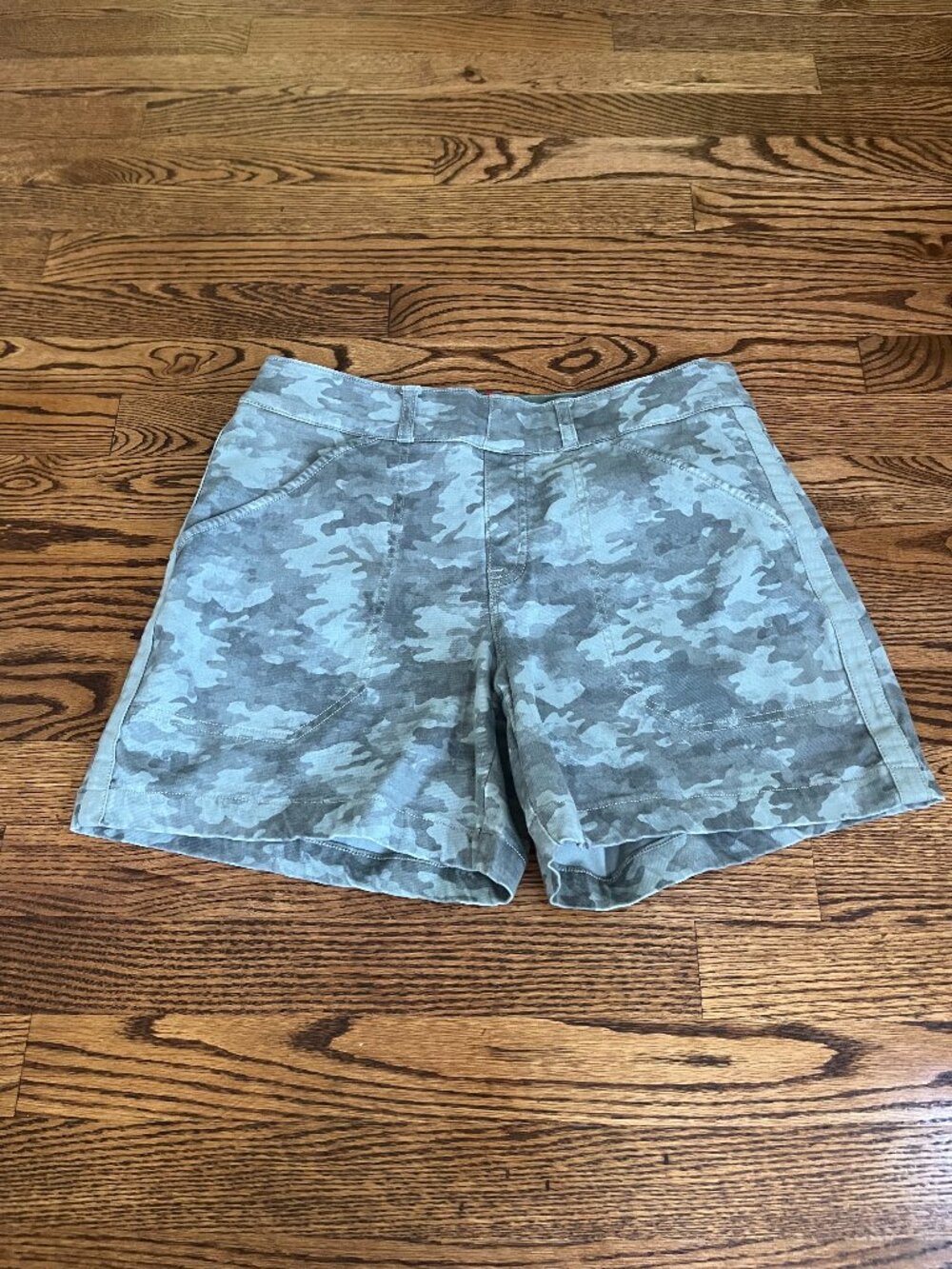 SPANX Stretch Twill Shorts Camo Green Pull On Shaping Slimming 5" Inseam Medium